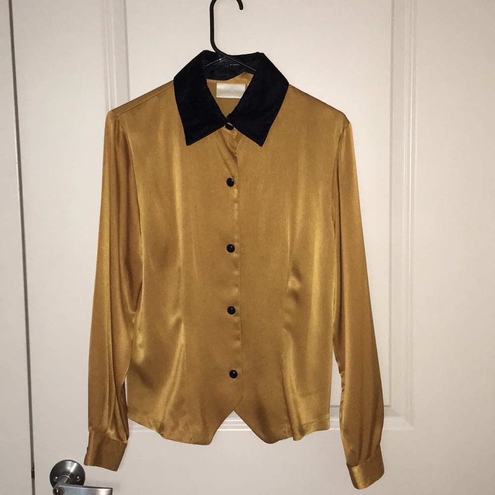 Silky blouse with removable velvet collar!